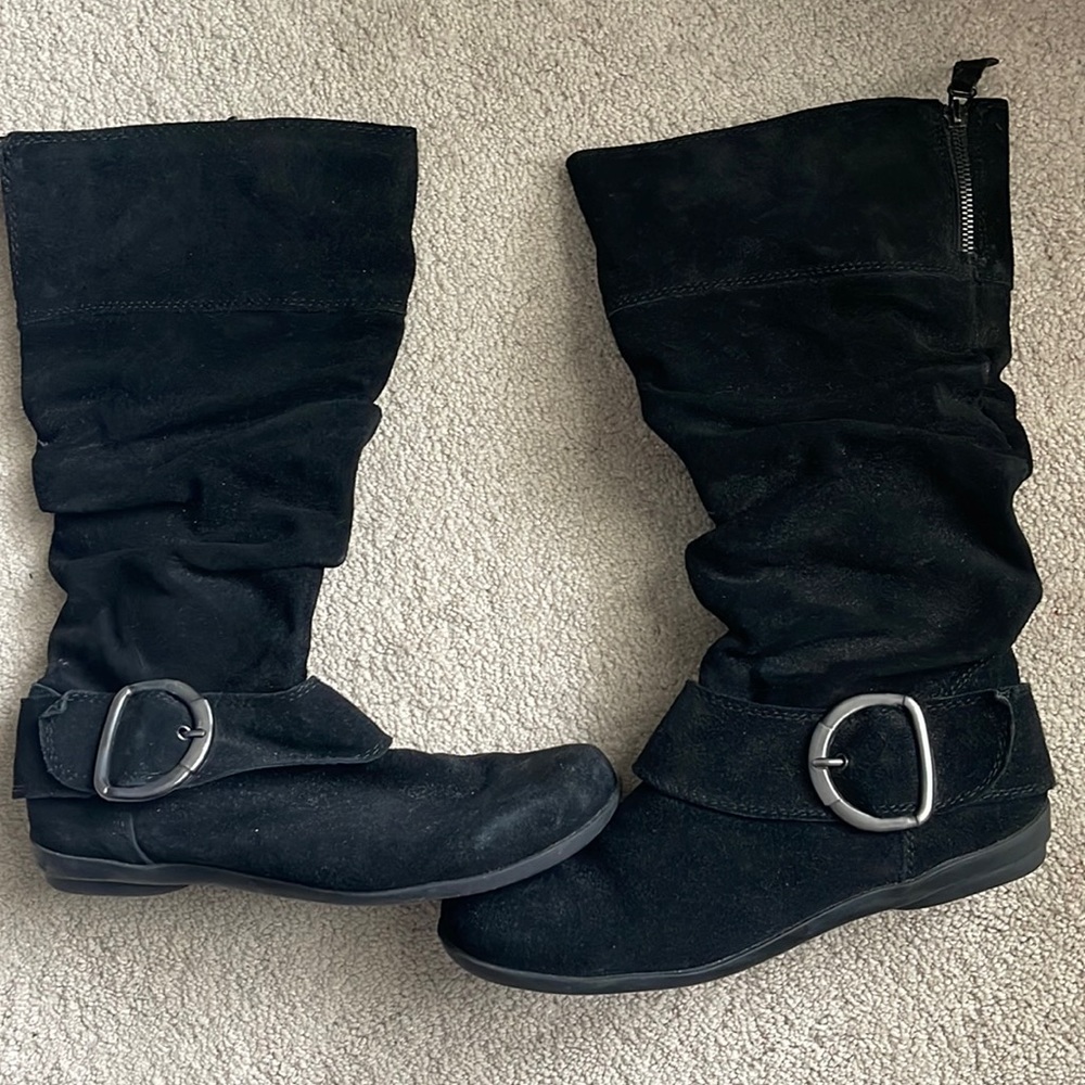 White Mountain suede boots